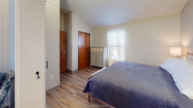 Building Photo - 5585 Straub Rd
