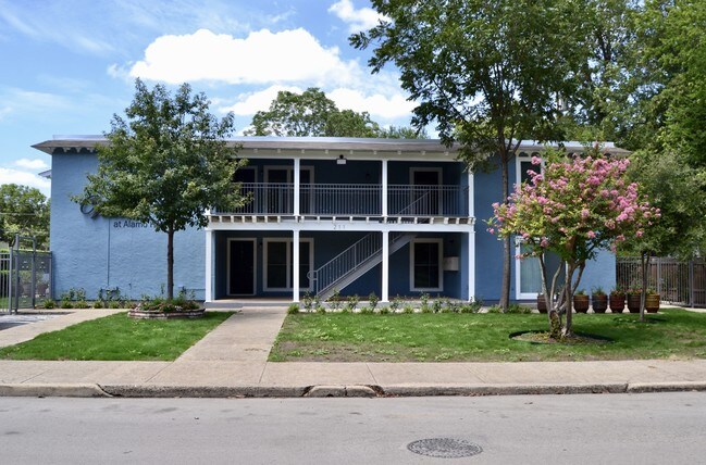 Building Photo - Villas at Alamo Heights