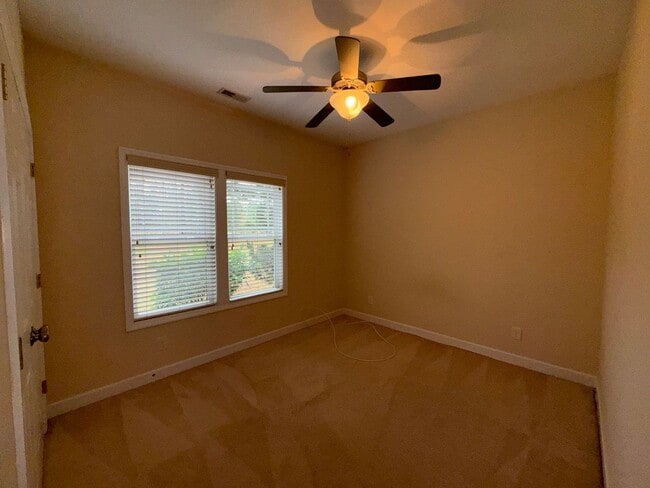 Building Photo - Beautiful 4 bedroom, 2 bath house