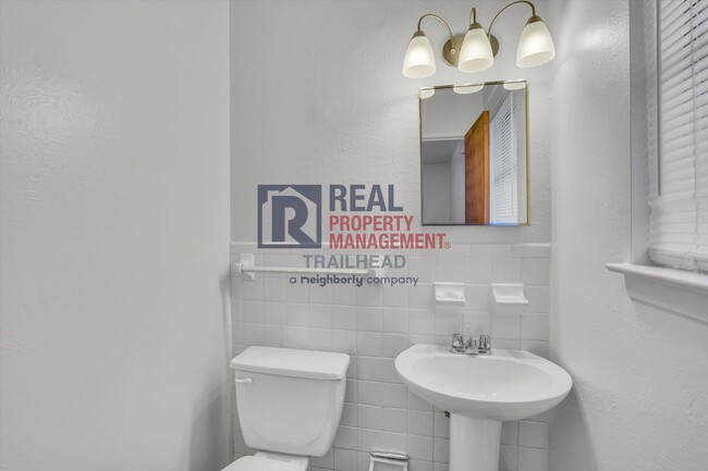 Building Photo - Inviting Home with Pool in Established Cleburne Neighborhood