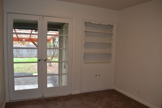 Building Photo - Quaint two-bedroom charmer in Northeast Salem