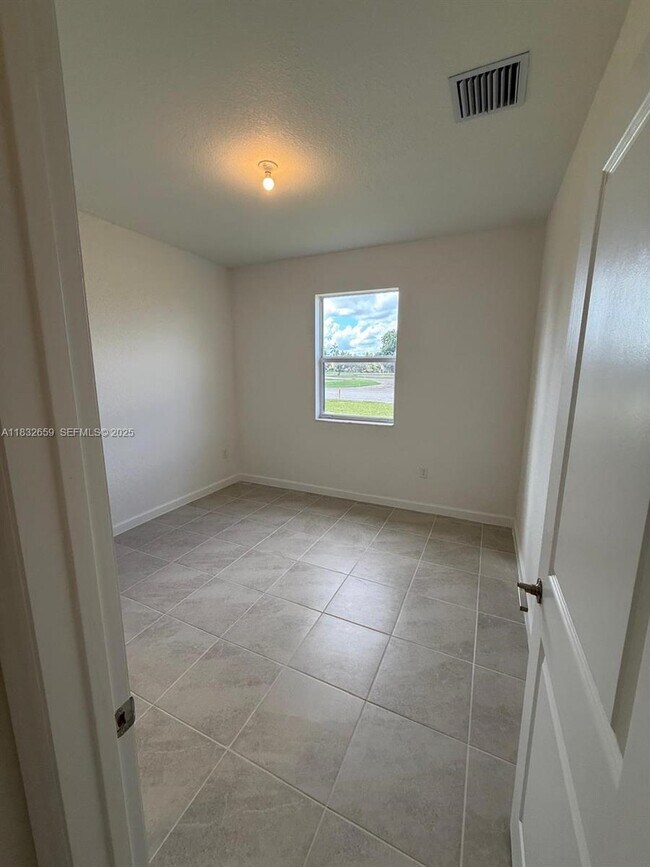 Building Photo - 2942 SE 23rd Ave