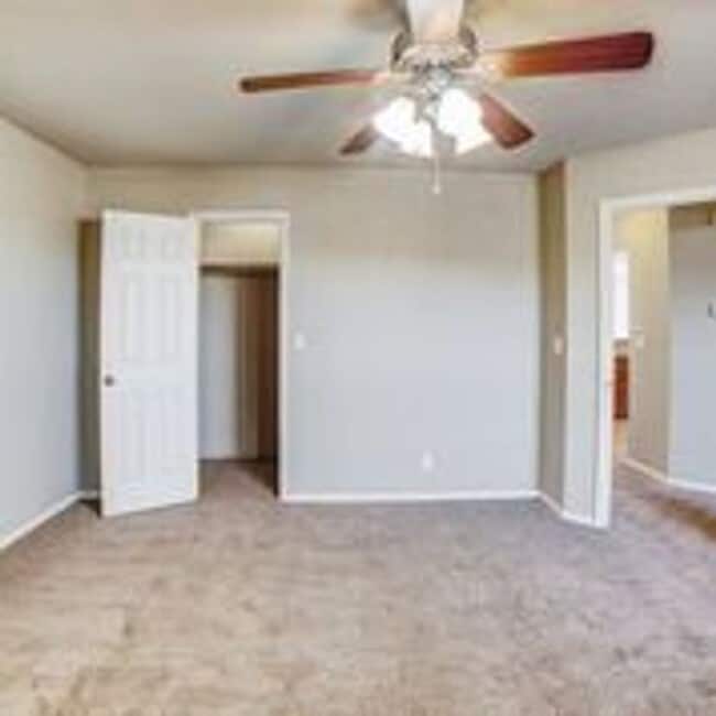 Building Photo - 2 Bedroom + Garage! Available now!