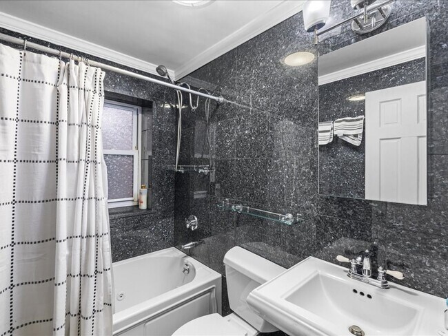 Building Photo - 407 Marlborough St