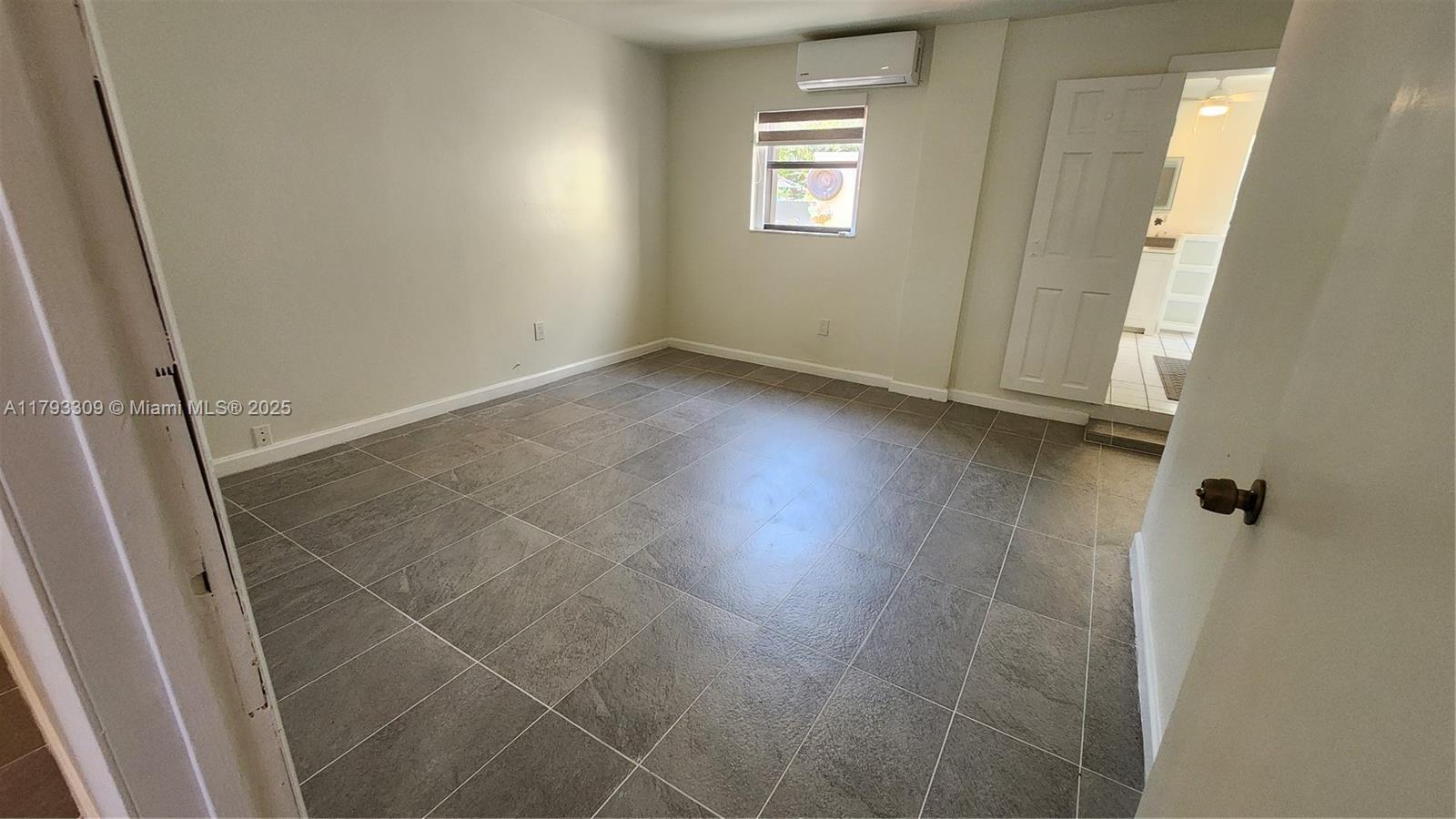 Building Photo - 9740 Colonial Dr
