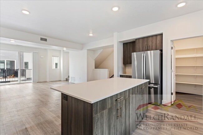 Building Photo - Beautiful 3 Bed 2.5 Bath Townhome in West ...