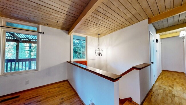 Building Photo - Available April 1 in Richmond Highlands