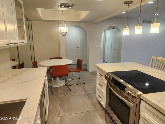 Building Photo - 7557 N Dreamy Draw Dr