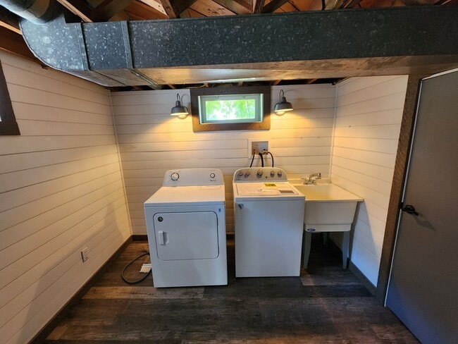 Building Photo - 4 Bedroom in East Moline  MUST SEE!!!
