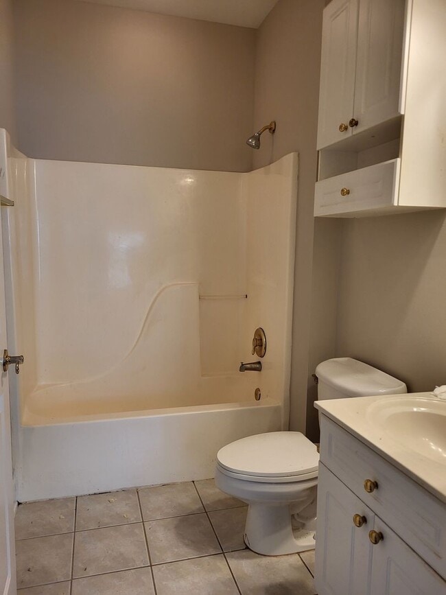 Building Photo - 2 bedroom condo in University