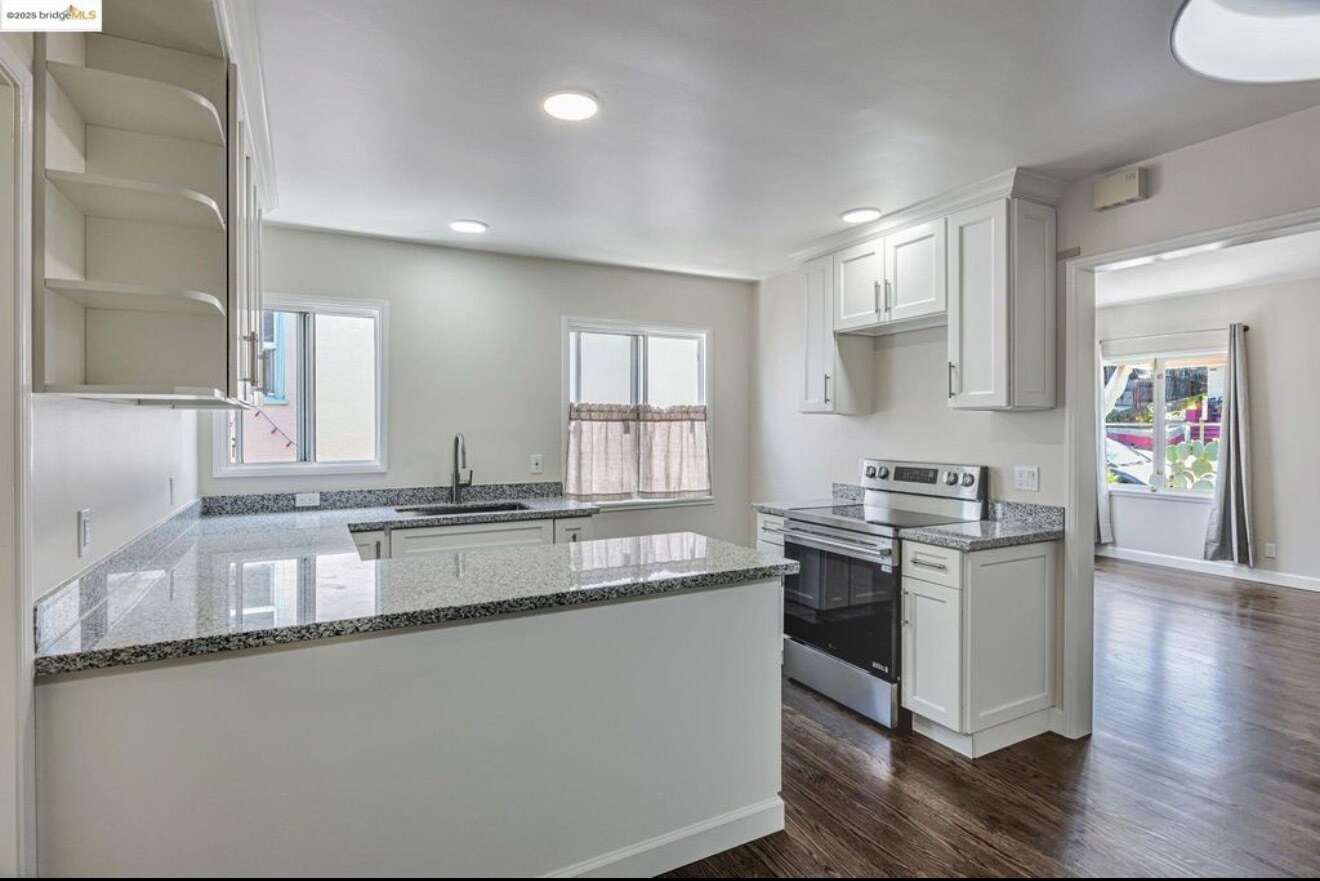 Building Photo - 2946 Bona St