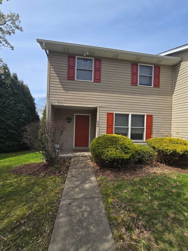 Building Photo - Beautifully Updated 3 Bedroom 2.5 Bathroom Townhouse - Golf Course View!