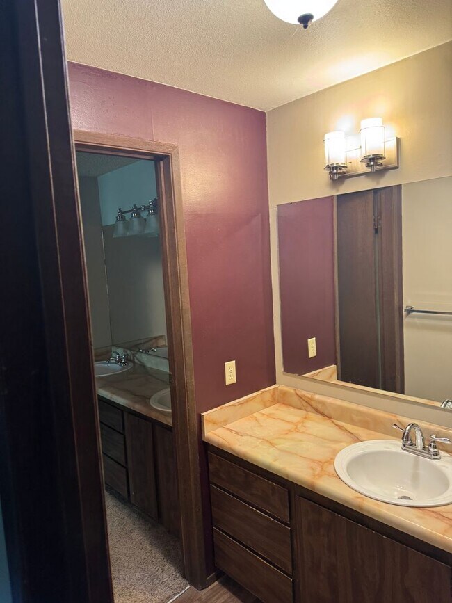 Building Photo - 2 Bedroom 1 Bath Burien Condo 995sf, Firep...