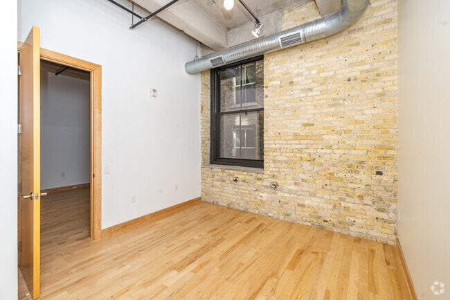1BR, 1BA - 575SF - Bedroom - 239 E Chicago St