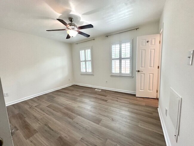 Building Photo - LIVE IN THE HEART OF FOREST ACRES