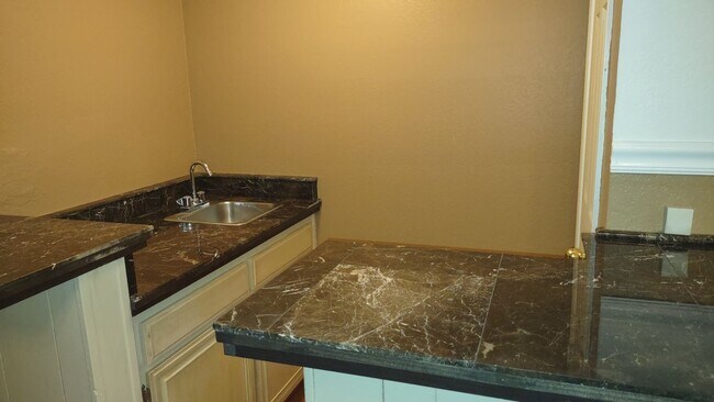 Building Photo - 1617 Oakview Dr