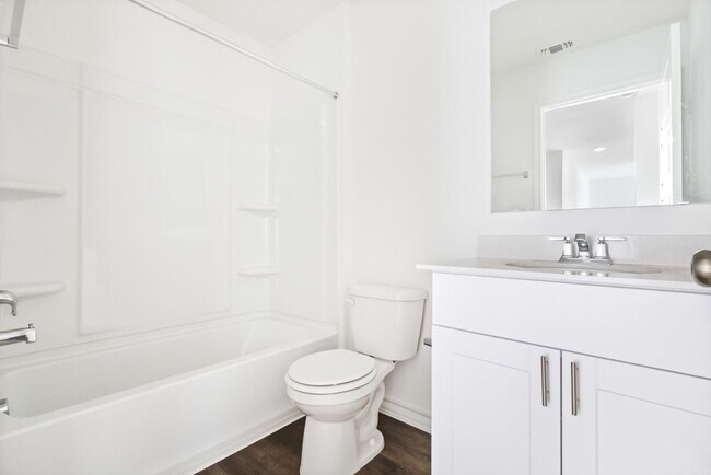 Building Photo - Charming Home Awaits: Spacious & in a Prime Location