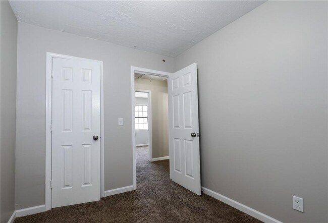 Building Photo - 7000 Oakhill Cir