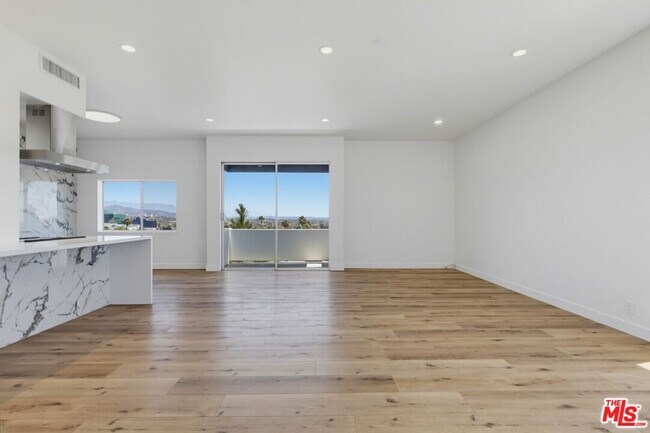 Building Photo - 435 N Oakhurst Dr