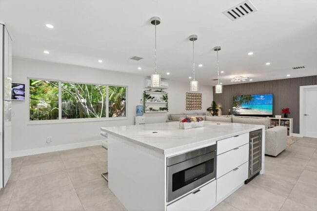 Building Photo - 600 NE 4th St