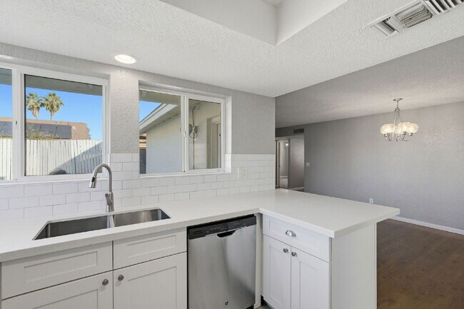 Building Photo - 1056 S Lazona Dr