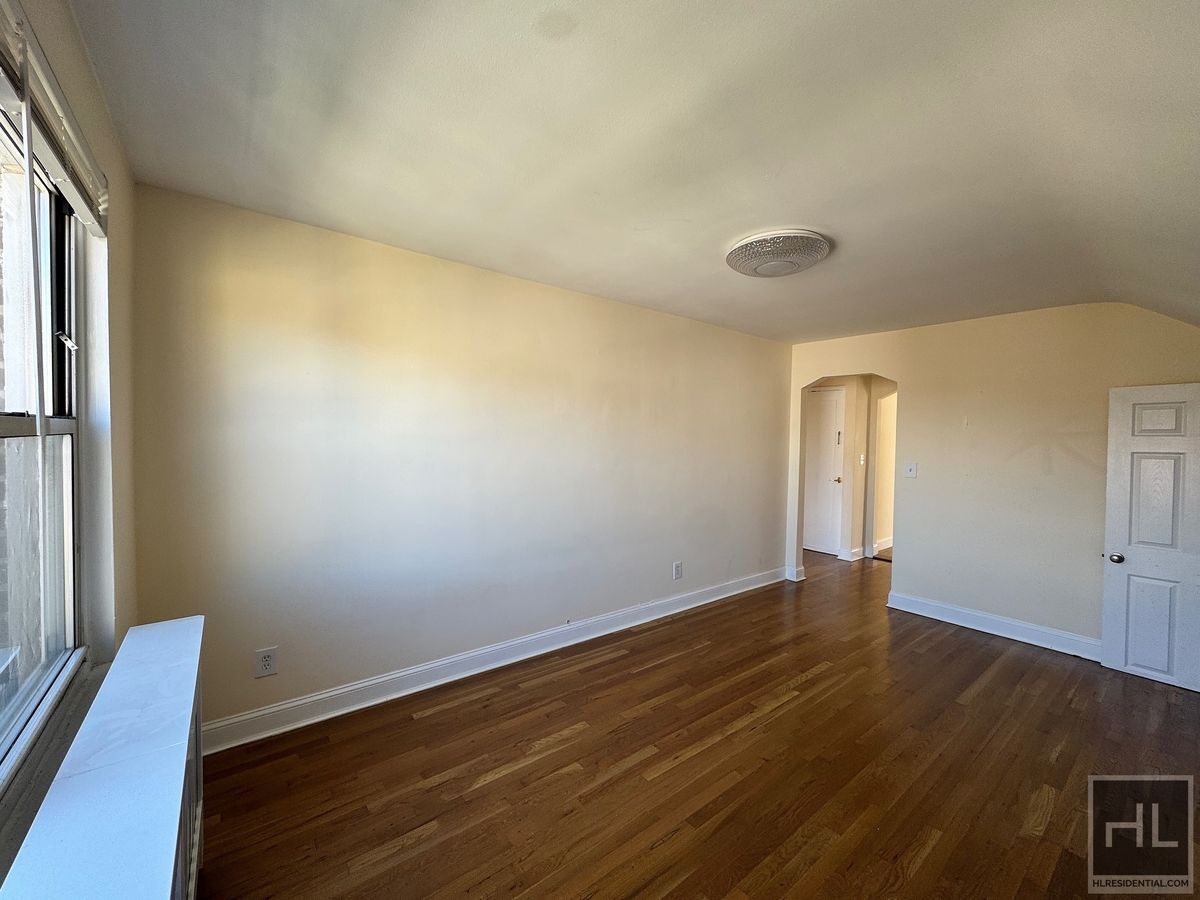 Building Photo - Newly Renovated 2 bedroom apartment spanni...