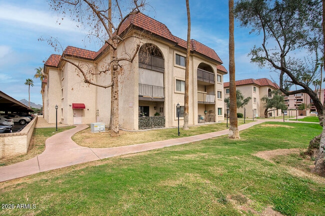 Building Photo - 3033 E Devonshire Ave