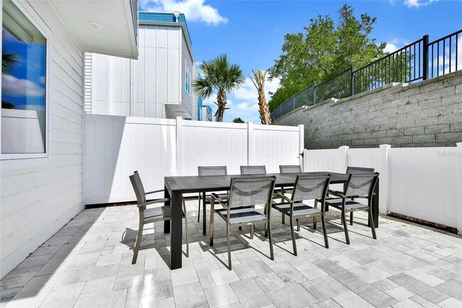 Building Photo - 7740 Sandy Ridge Dr