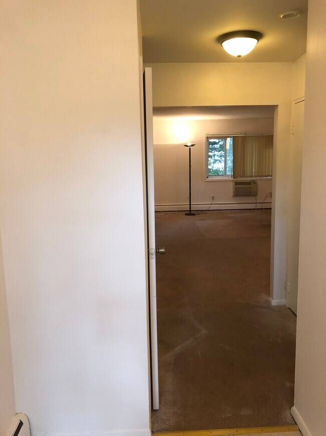 Building Photo - 1 Lake Ave