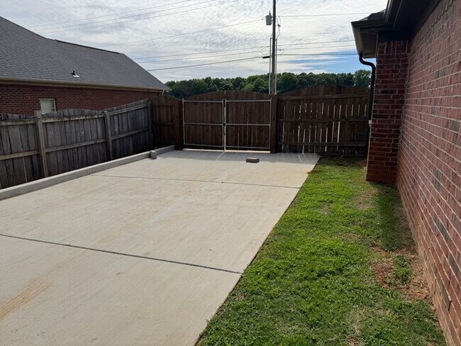 Building Photo - Fenced yard, great location
