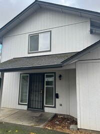 Building Photo - Lovely 3 bedroom, 2.5 bath home with laundry, near schools