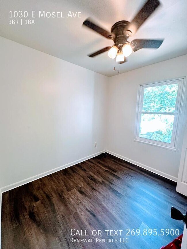 Building Photo - 1030 E Mosel Ave