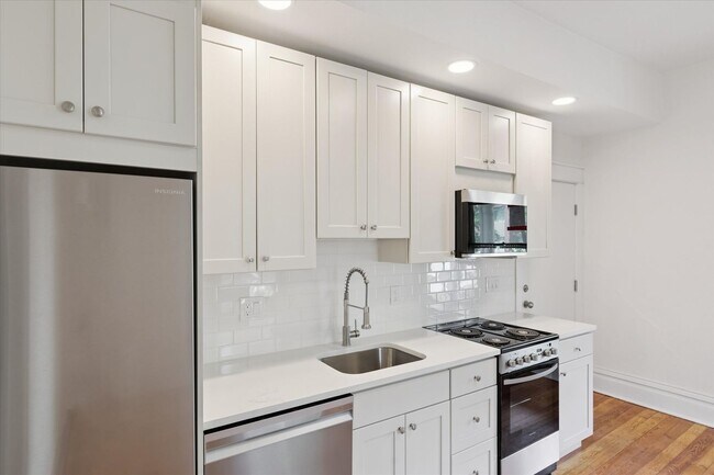 Building Photo - Fall 2026 Pre-Leasing! Freshly Renovated 1 Bed / 1 Bath in Prime Boulder Location – Steps from Pe...