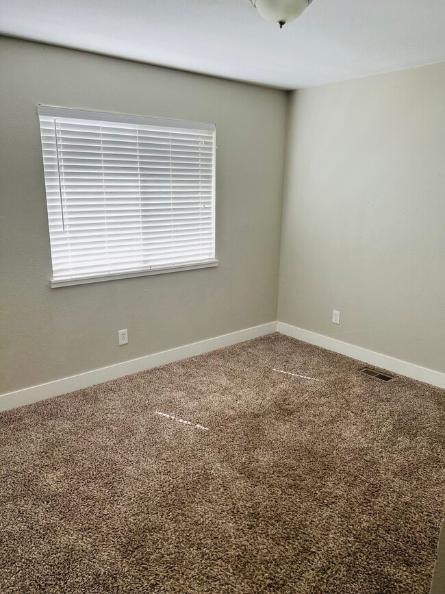 Building Photo - 2025 Broman Ct