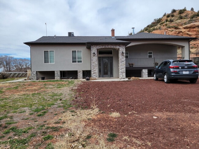 Building Photo - 1 Bedroom Apartment in Hildale, Don't miss out on this charming rental property! -Move In ready