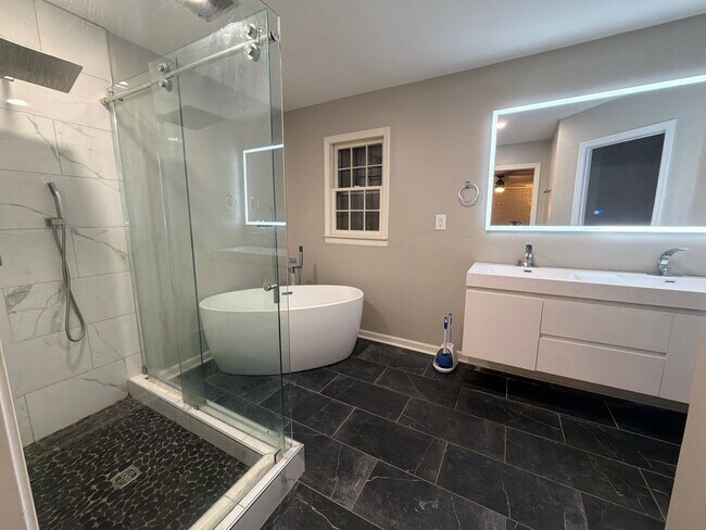 Building Photo - 4019 Piedmont Dr SE