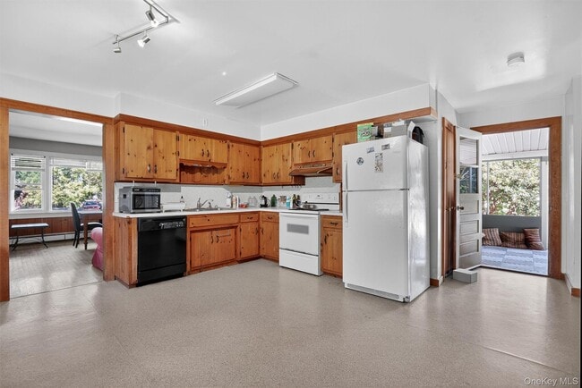 Building Photo - 252 NY-208