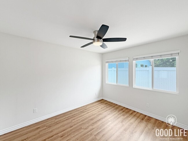 Building Photo - Charming 3B/2BA Home with Attached Garage, Large Yard and Modern Comforts in Quiet Baseball Field...