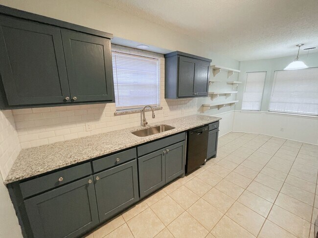 Building Photo - Charming 3bd 2 ba house close to the University