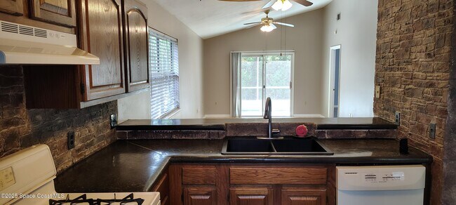Building Photo - 2326 Talmadge Dr