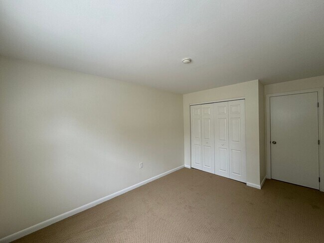 Building Photo - Bright and Spacious Corner Unit in North A...