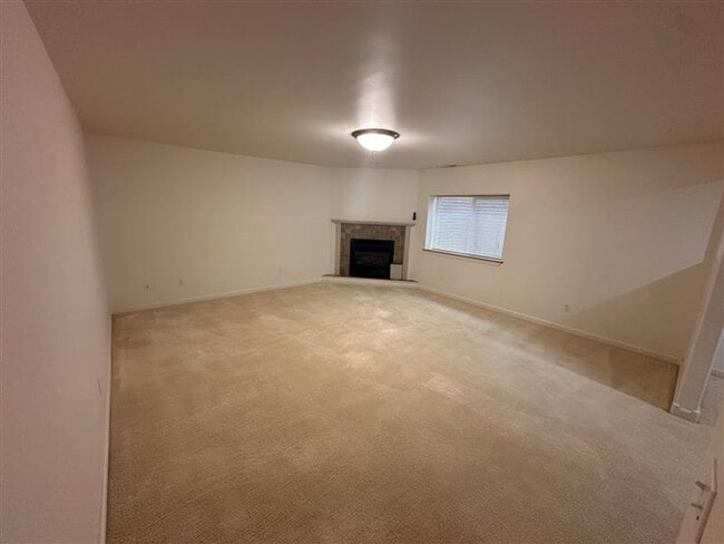 Building Photo - Three Bedroom - Low maintenance, west-end,...