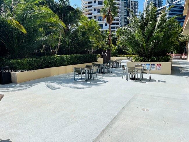 Building Photo - 1450 Brickell Bay Dr