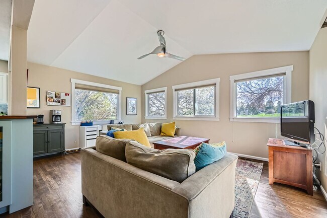 Building Photo - Furnished Downtown Louisville 5BDR Gem