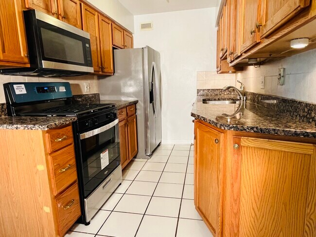 Building Photo - 1511 N Windsor Dr