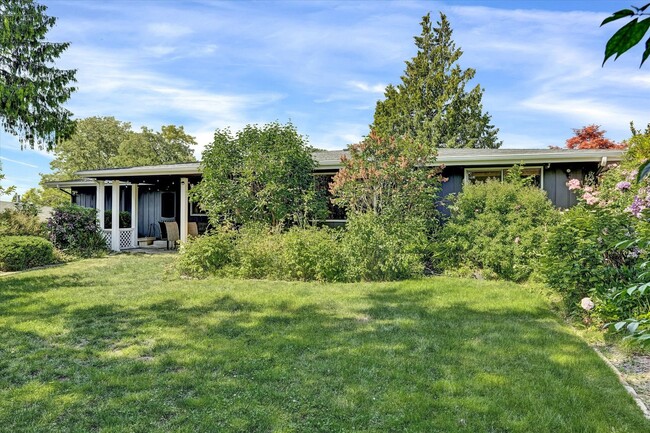 Building Photo - 7/1 Kent East Hill 4 bedroom rambler with ...
