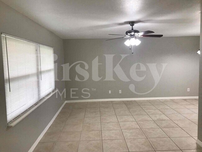 Building Photo - 241 SW 32nd Terrace