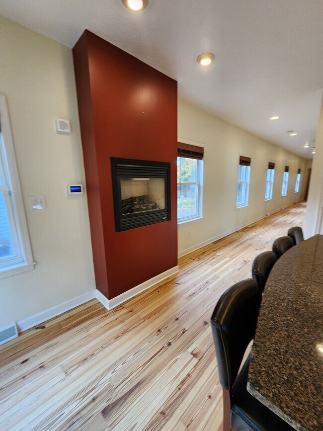 Building Photo - Modern 2 Bedroom Home For Rent