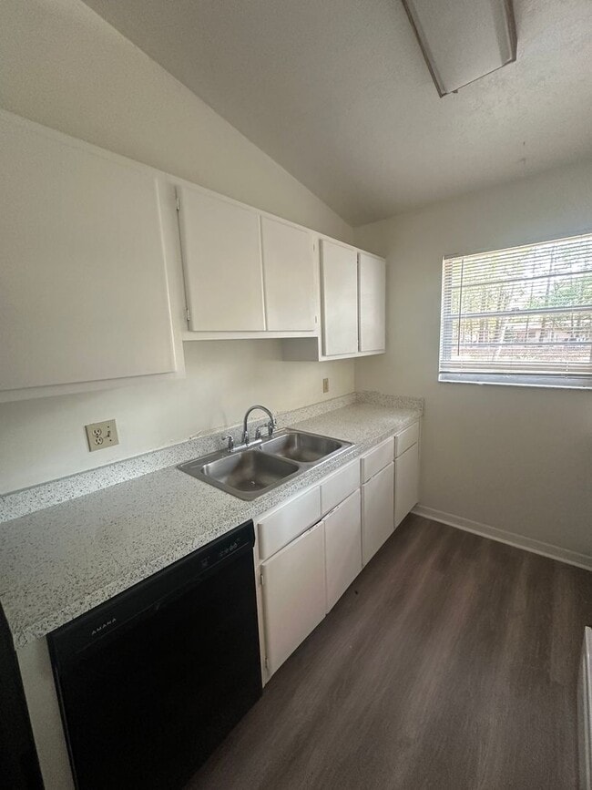 Building Photo - Recently Renovated 3B/2B Home in Northwood Pines