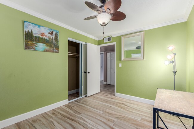 Building Photo - 3232 E Poinsettia Dr